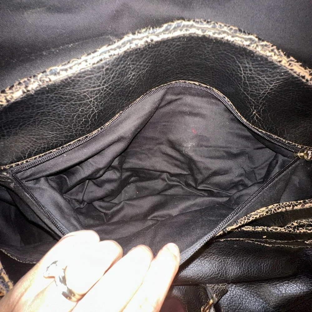FINA FIRENZE TRAVEL DISTRESSED LEATHER MESSENGER BAG MANY POKETS .